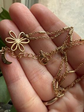 Luna Norte Flower Pendant Necklace Gold Tone 16"